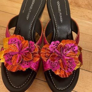 🌸 Pink flower black wedges 🌸
-Size 8